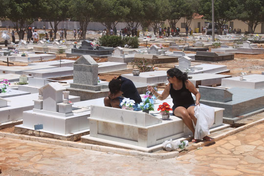 Milhares de brumadenses visitam entes falecidos no dia de finados