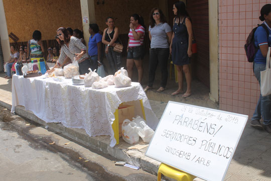 Brumado: Grevistas celebram dia do servidor público com protestos e café da manhã na porta da prefeitura