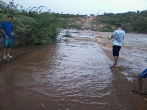 Brumado: Estradas alagadas deixam estudantes sem aulas em Cristalândia