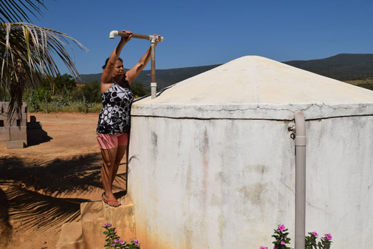 Sem água encanada, moradores da região de Cristalândia pagam R$ 120 por água bruta