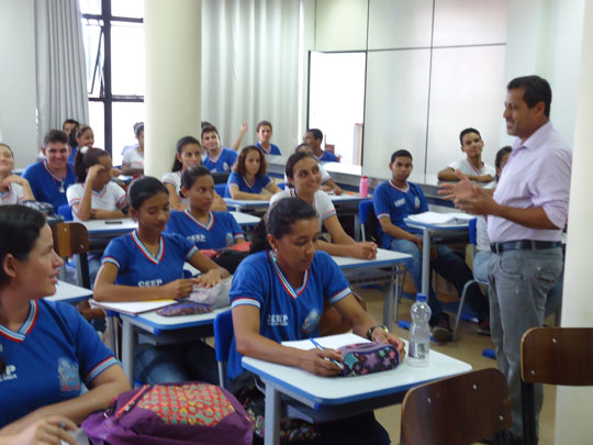 Vereador Édio Pereira faz palestra no CEEP em Brumado