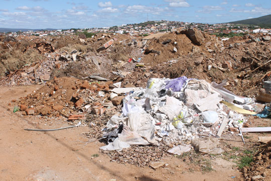 Brumado: Entulho à margem da BA-148 vira cartão postal na entrada da cidade