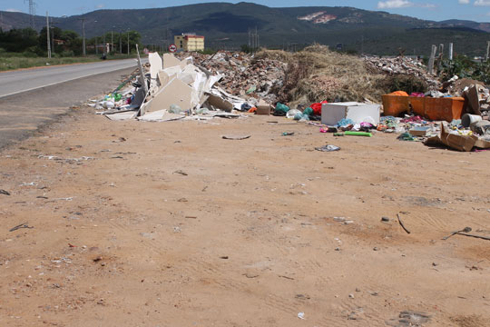 Brumado: Lixo e entulho são jogados na entrada da cidade