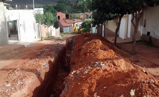 Brumado: Prefeitura dá continuidade a extensões de rede de esgoto no Bairro Rodoviário