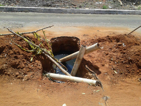 Brumado: Esgoto estoura e gera transtorno na Rua Senegal