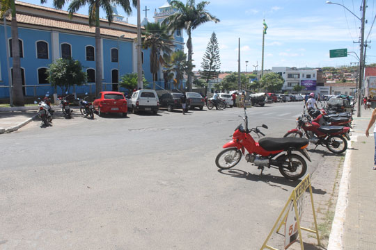 Brumado: Populares cobram sinalização no estacionamento da Praça da Matriz