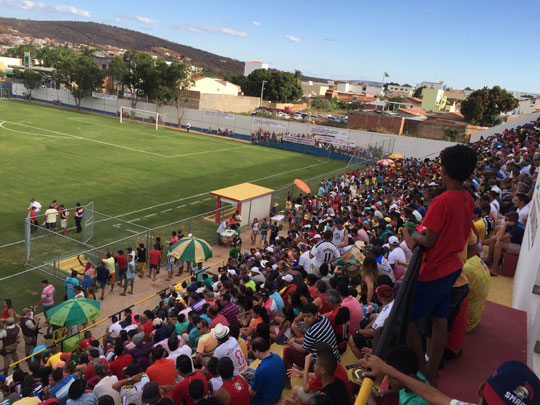 Torcida brumadense dá show no Estádio Gilberto Cardoso