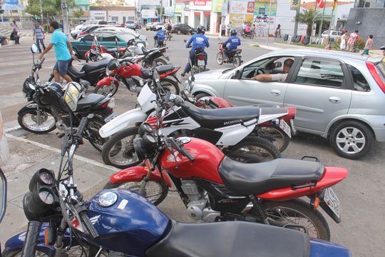 Carros e motos disputam vaga em estacionamentos em Brumado