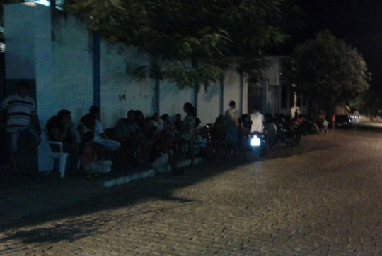 Grandes filas marcam novamente início das matrículas na rede municipal de ensino em Brumado