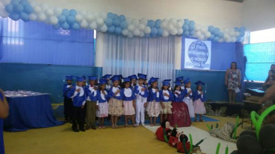 Alunos da Escola Ana Rodriga Teixeira participam de cerimônia de formatura em Brumado