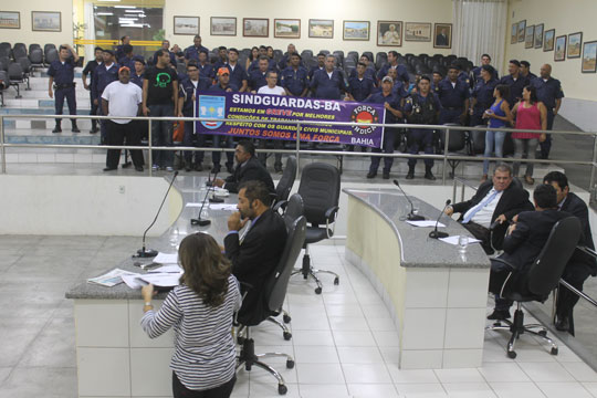 Brumado: Greve dos guardas municipais chega à câmara e ganha apoio dos vereadores