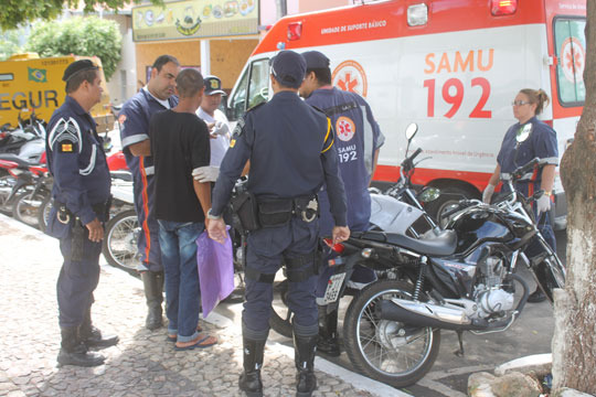 Homem com transtornos mentais causa tumulto e tenta quebrar porta de vidro na prefeitura de Brumado