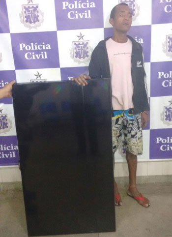 Indivíduo é preso em flagrante carregando TV de 50'' roubada em restaurante no centro de Brumado