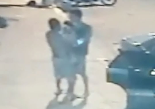 Câmera de segurança flagra homem tentando raptar criança no centro de Brumado