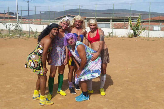 Brumado: Grupo de amigos encerra 2015 com o tradicional baba de saia