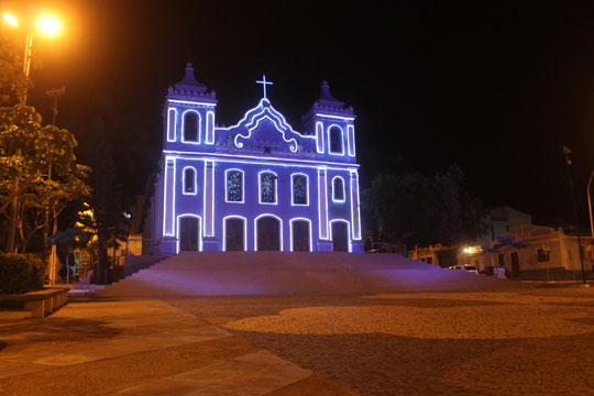 Prefeitura instala decoração de Natal em Brumado