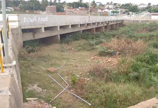 Brumado: Prefeitura não inaugura ponte e vândalos roubam cabos de iluminação