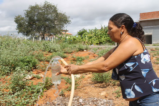 Moradores reclamam de água barrenta e com mau cheiro em comunidades rurais de Brumado