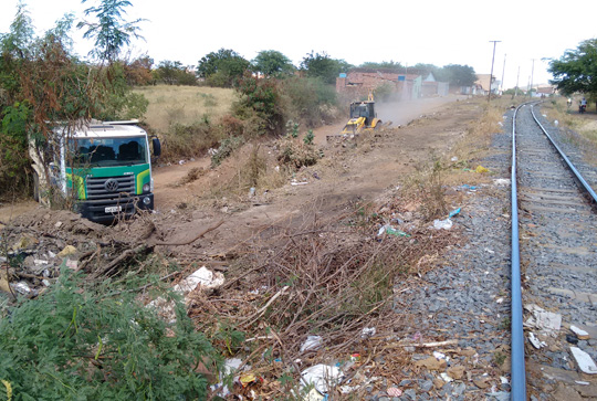 Prefeitura realiza limpeza em vias que margeiam a linha férrea em Brumado