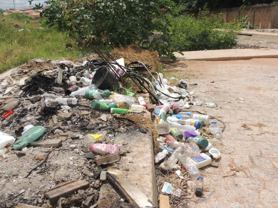 Brumado: Lixo está sendo despejado à margem do Riacho do Bufão e moradores culpam prefeitura