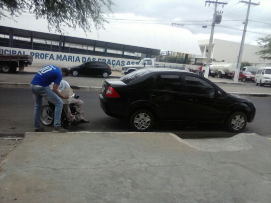 Brumado: Carro obstrui acessibilidade e cadeirante é atendido por lojista na rua