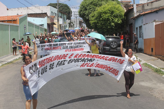 Professores e servidores públicos intensificam movimento grevista em Brumado