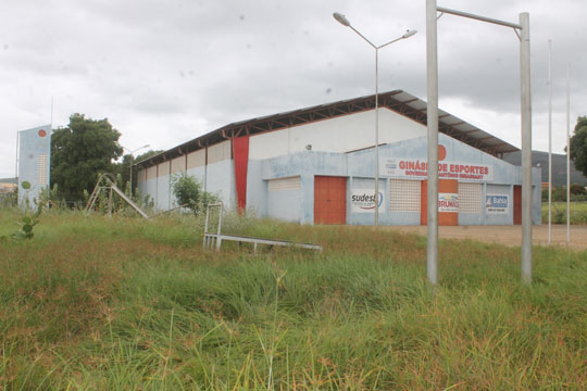 Mato toma conta da área de lazer das crianças no Ginásio Antônio Imbassahy em Brumado