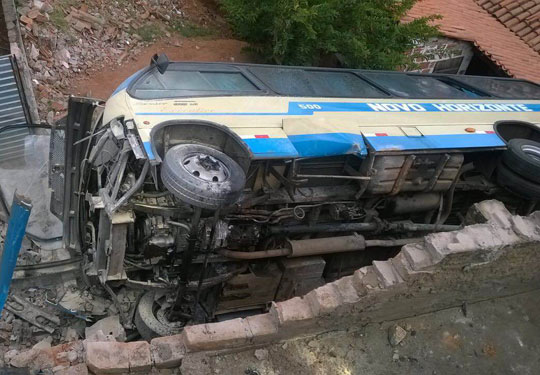 Brumado: Micro-ônibus da Novo Horizonte cai da garagem da empresa em quintal de bar 