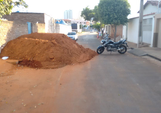 Brumado: Morador bloqueia rua com moto protestando contra material de construção na via