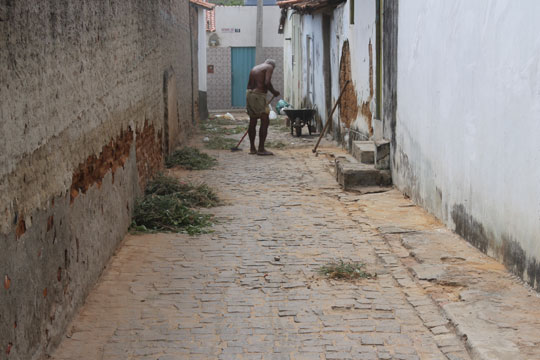 Brumado: Moradores reclamam da falta de ação da prefeitura e capinam rua por conta própria