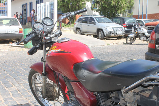 Brumado: Bandidos sobem em árvore para roubar moto de motoboy na BR-030