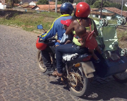 Brumado: Internauta flagra mototaxista transportando quatro pessoas na garupa de uma moto