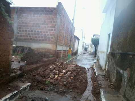 Brumado: Chuva derruba muro no centro da cidade