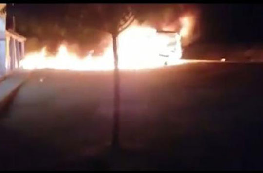 Ônibus da Novo Horizonte pega fogo no Povoado Lagoa do Leite em Brumado