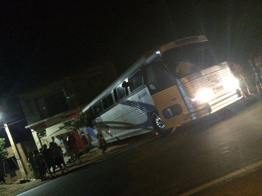 Brumado: Ônibus de turismo invade mercadinho na Vila Presidente Vargas