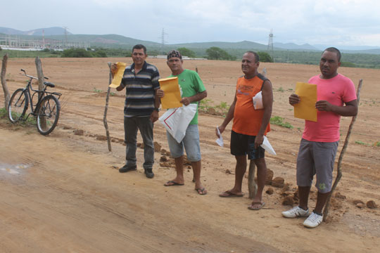 Operários desempregados buscam vaga de trabalho no canteiro de obras do presídio em Brumado