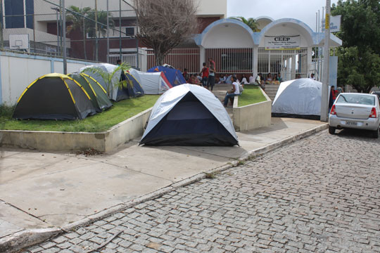 Brumado: Pais e alunos transformam jardim do CEEP em acampamento em busca de vaga