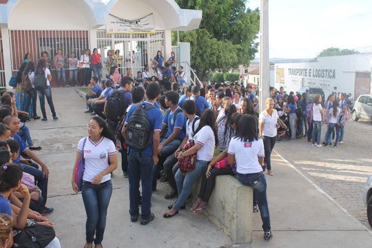 Funcionárias da Locserv fazem paralisação e CEEP fica sem aula em Brumado