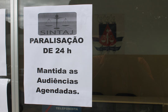 Servidores auxiliares da justiça de Brumado aderem à paralisação de 24 horas com alerta de greve