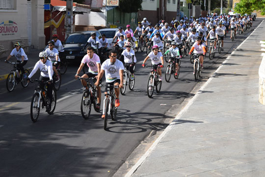 Dezenas de pessoas participam do 1º Passeio Ciclístico Beneficente Brumado Park