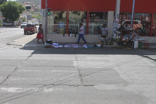 Pedestres perdem faixa para banca de ambulante em Brumado