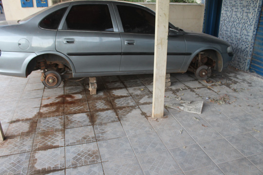 Brumado: Representante comercial tem pneus do carro roubados na garagem de casa