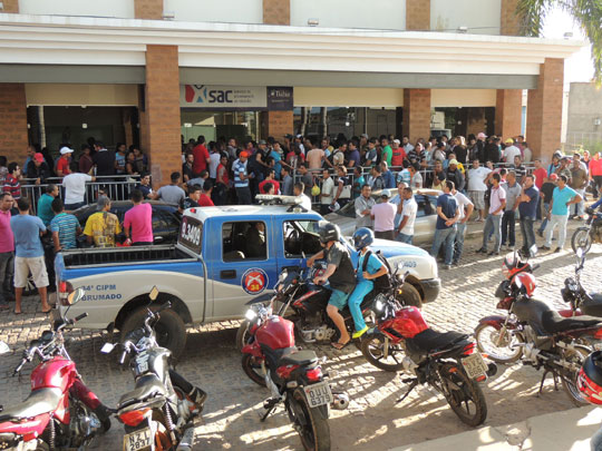 Candidatos denunciam venda de lugar na fila do SAC em busca de vaga de emprego em Brumado