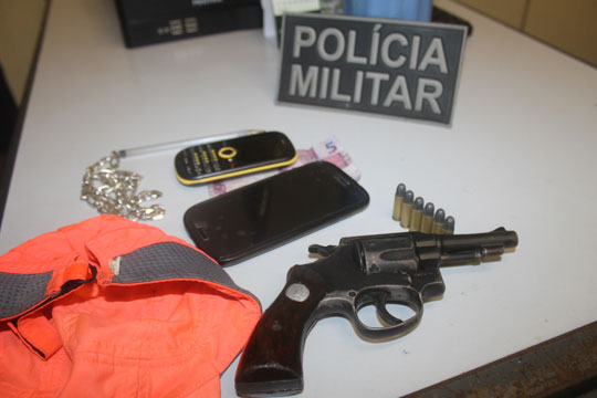 Dupla é detida com revólver em Brumado