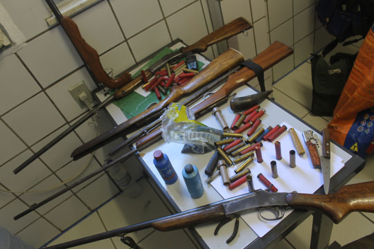 Brumado: Homem acusado de espancar esposa e filhos é detido com arsenal de armas de caça