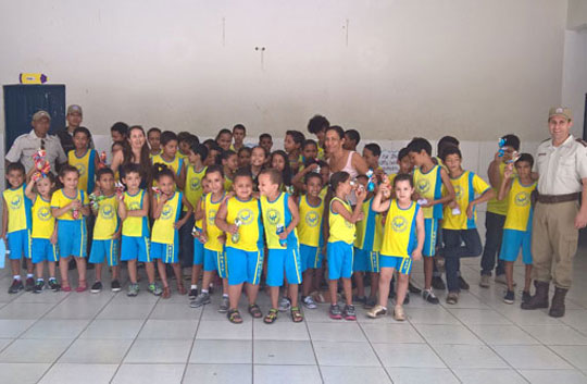 Brumado: Polícia Militar realiza ação social em alusão a Páscoa na Escola Élcio José Trigueiro