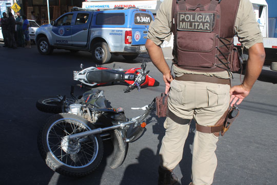 Brumado: Colisão entre motos interdita trânsito na Rua Mourão Guimarães