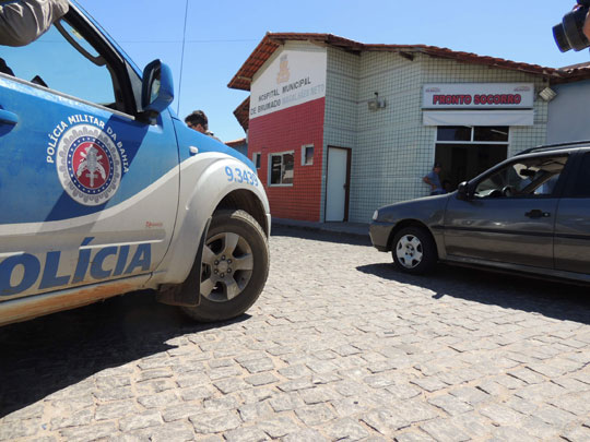 Homem esfaqueia a própria mãe, pula de viatura, agride policial e enfermeira em Brumado