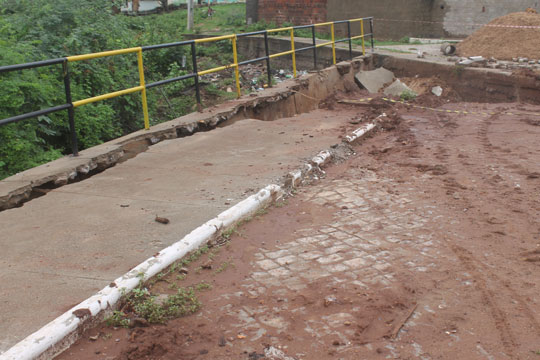 Brumado: Esgoto que não recebeu manutenção causa danos na cabeceira da ponte do São Félix