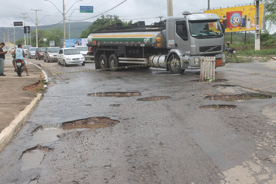 Brumado: Populares bloqueiam entrada da BA-148 por causa dos buracos provocados pelas chuvas